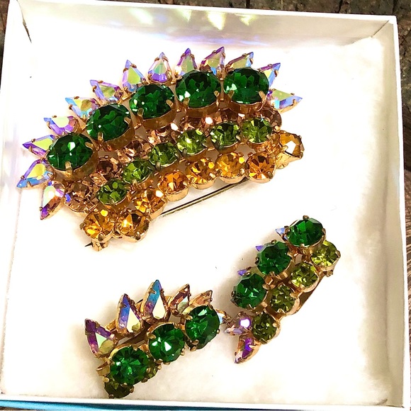 Ezmerelda’s Treasure - Pin and Earrings - Picture 5 of 5